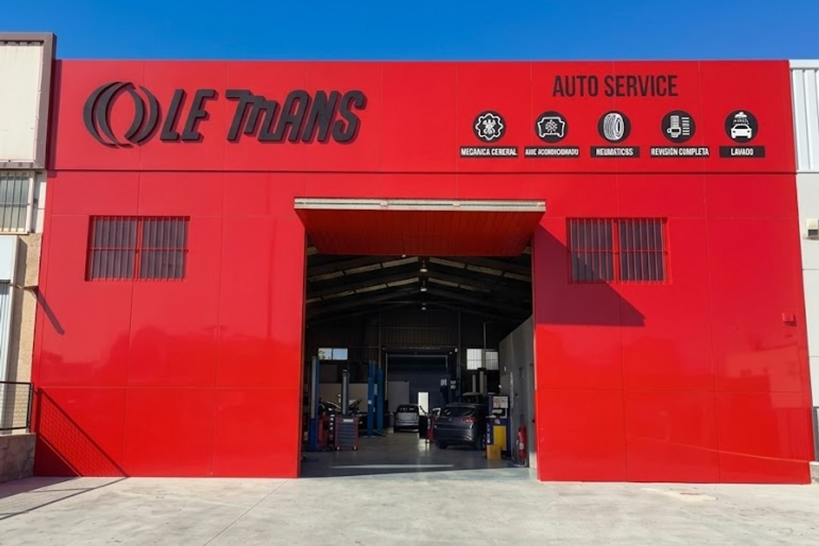 Fachada de Le Mans Auto Service con rotulación integral