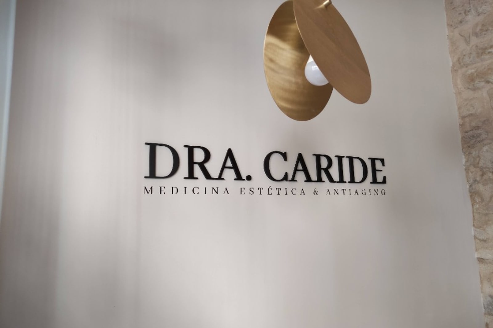 Letras corpóreas Dra. Caride Medicina Estética en recepción