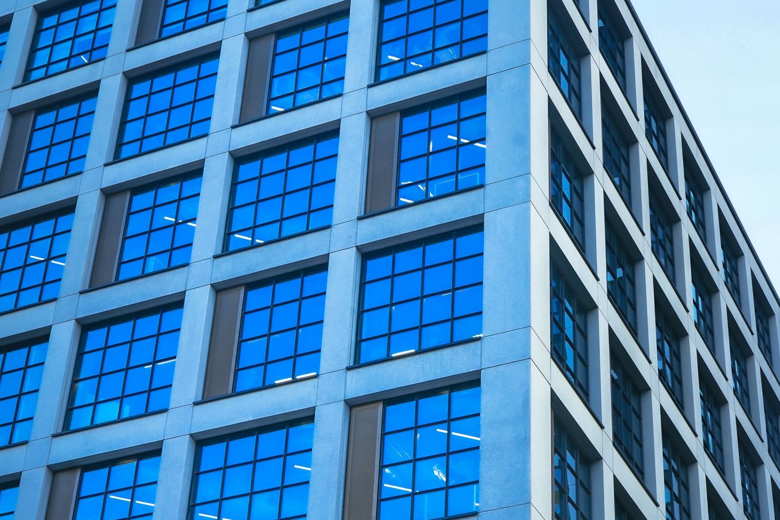 Fachada de oficinas con láminas solares en cristalera