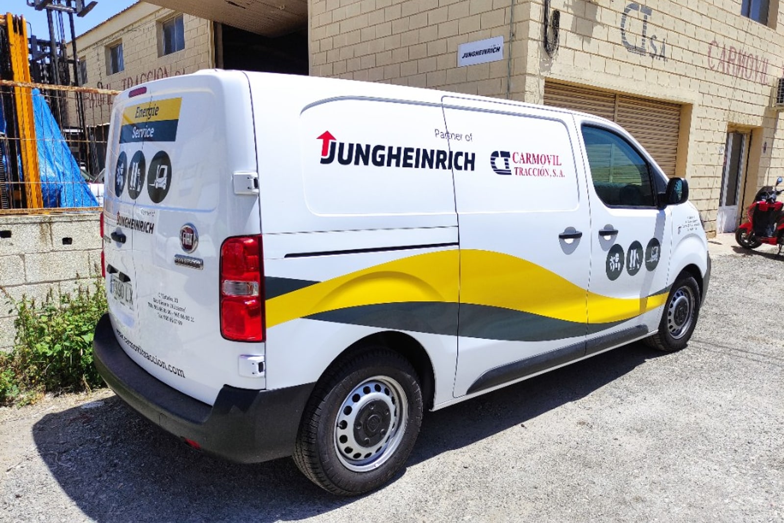 Furgoneta Carmovil Jungheinrich rotulada