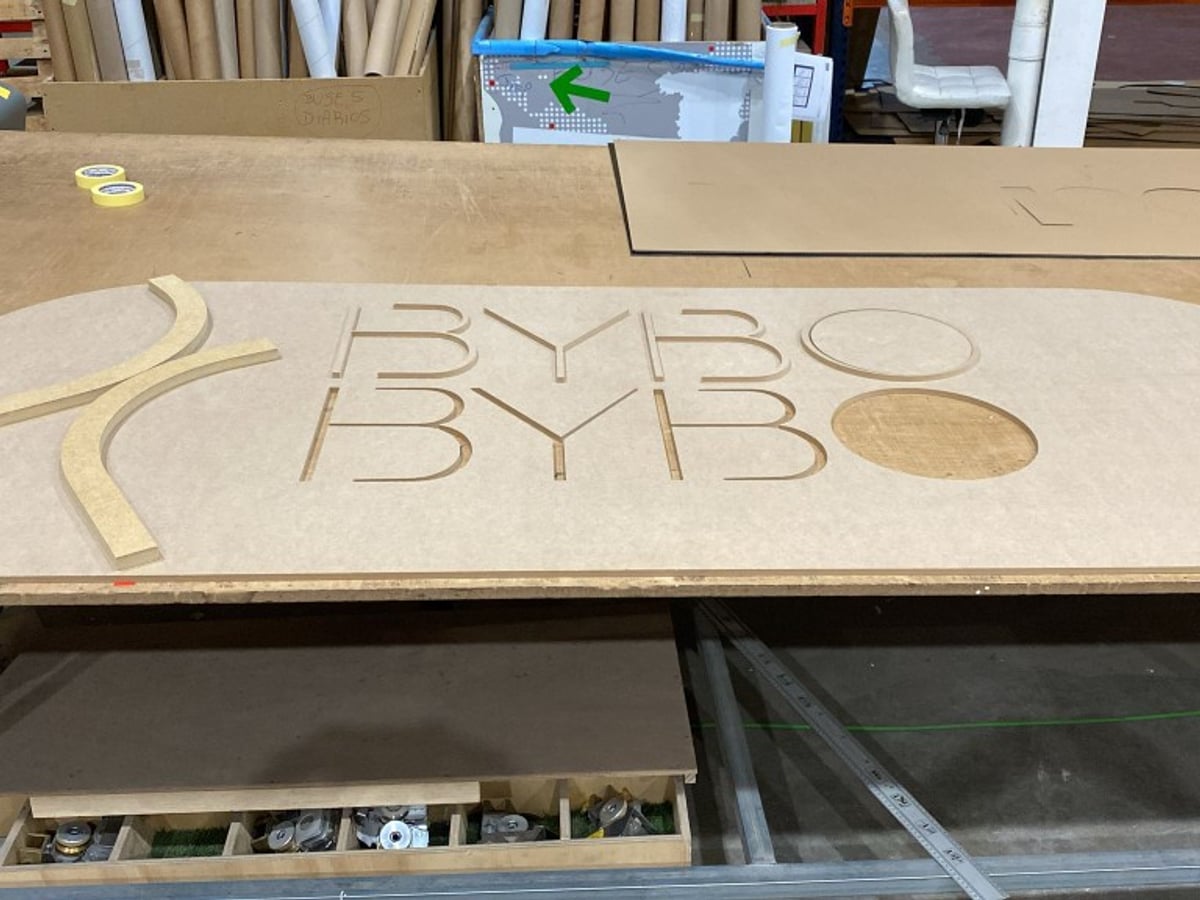 Corte de letras BYBO en mesa CNC