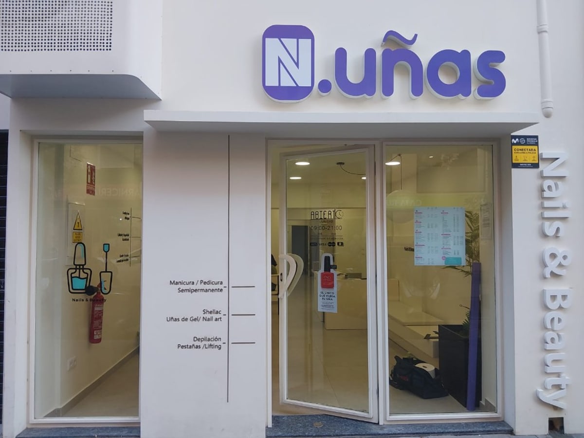Fachada N.uñas con letras corpóreas y vinilos