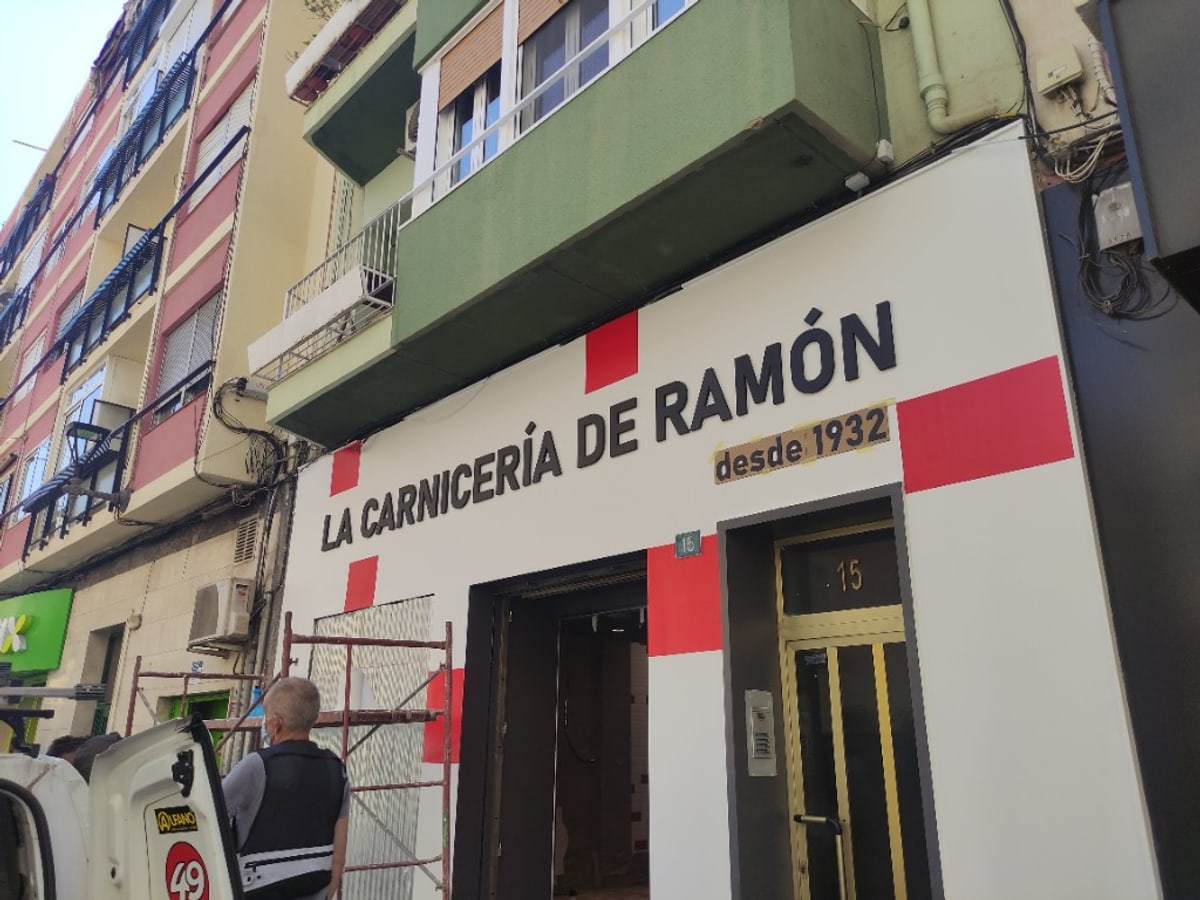Fachada La Carnicería de Ramón con letras corpóreas