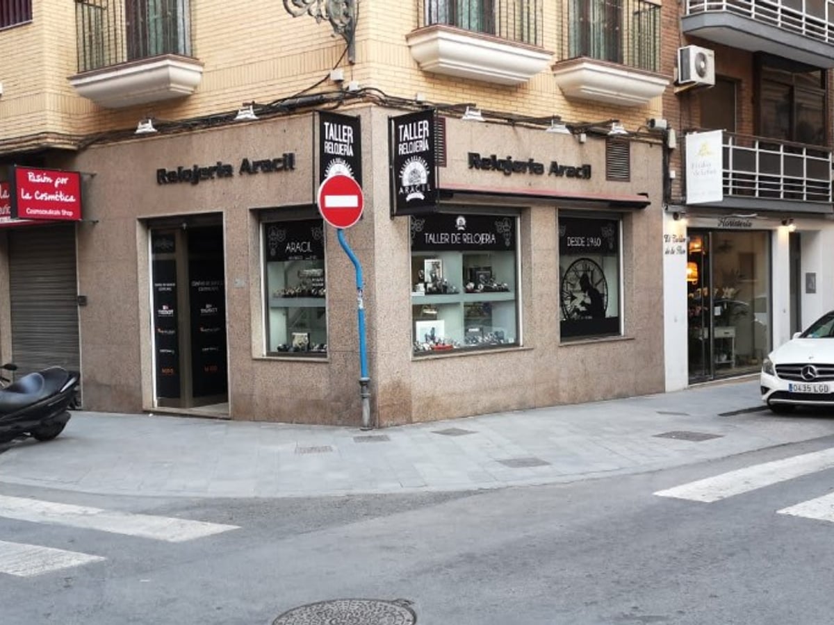 Fachada Relojería Aracil con letras y banderolas