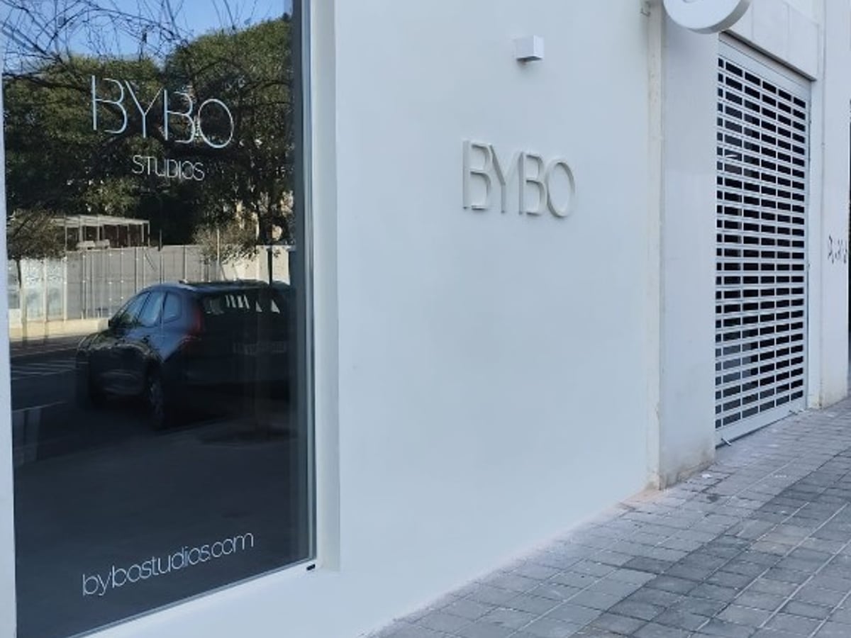 Fachada BYBO Studios con letras corpóreas y vinilo
