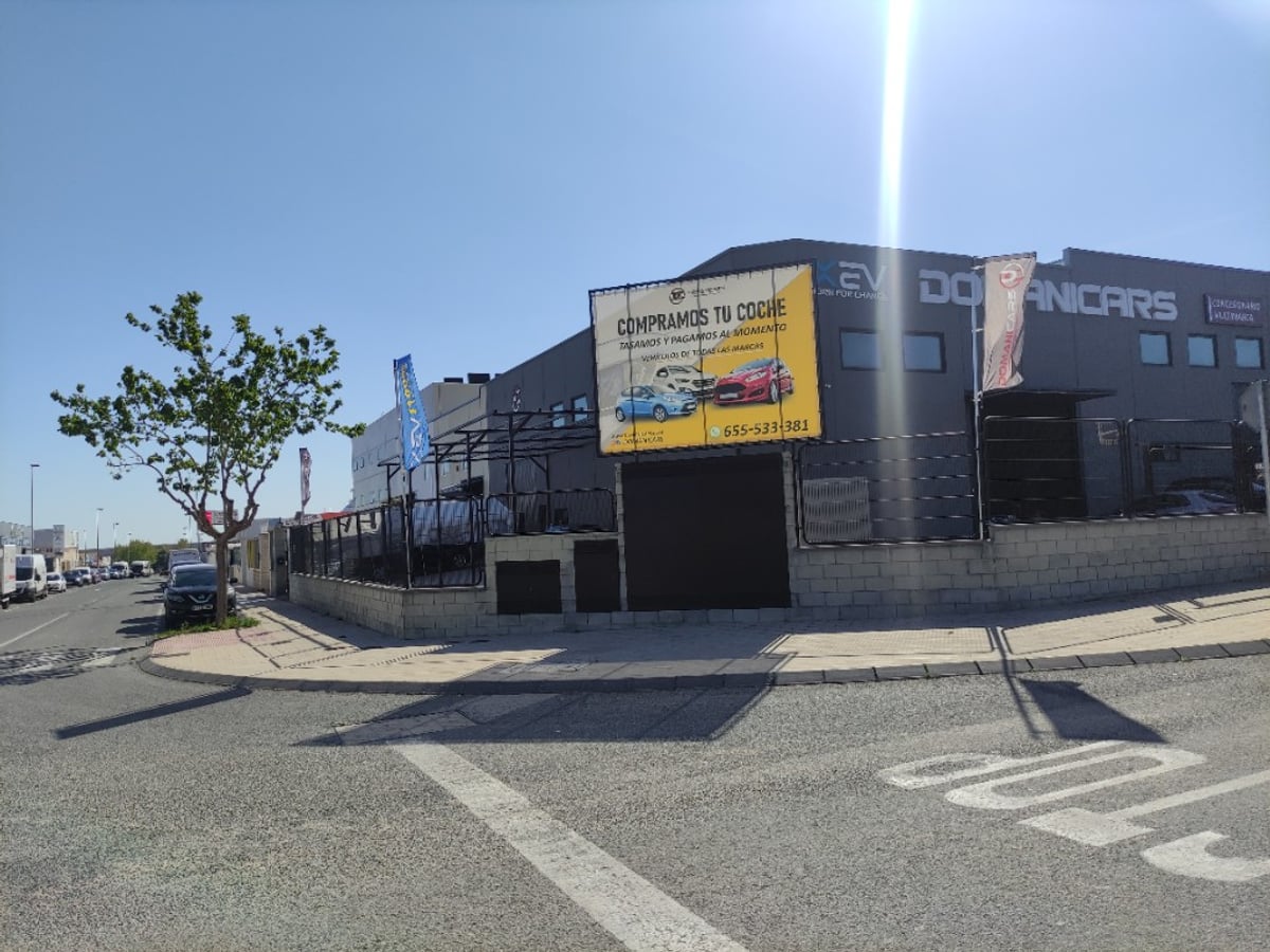 Fachada Domani Cars con rótulo y valla