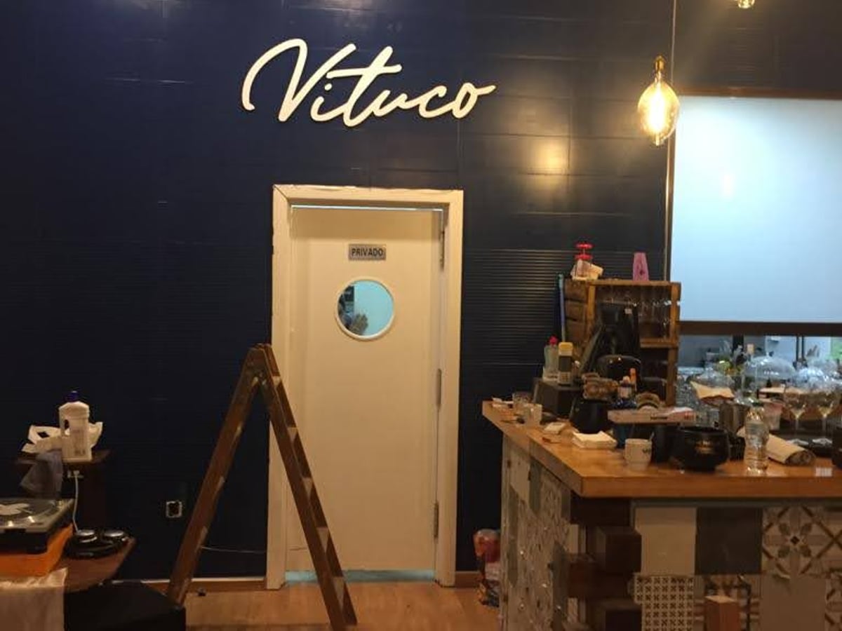 Letras Vituco iluminadas en interior