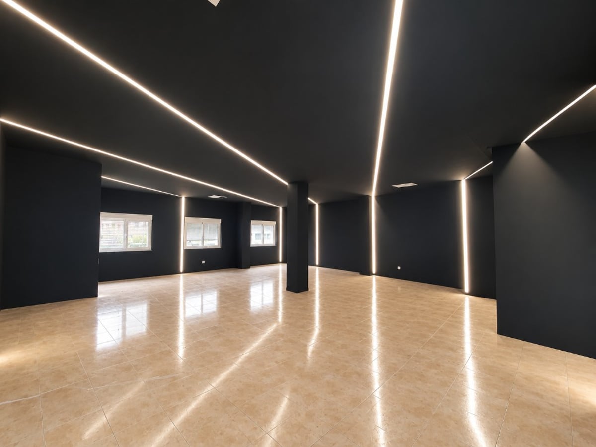 Perfiles LED lineales en techo y paredes