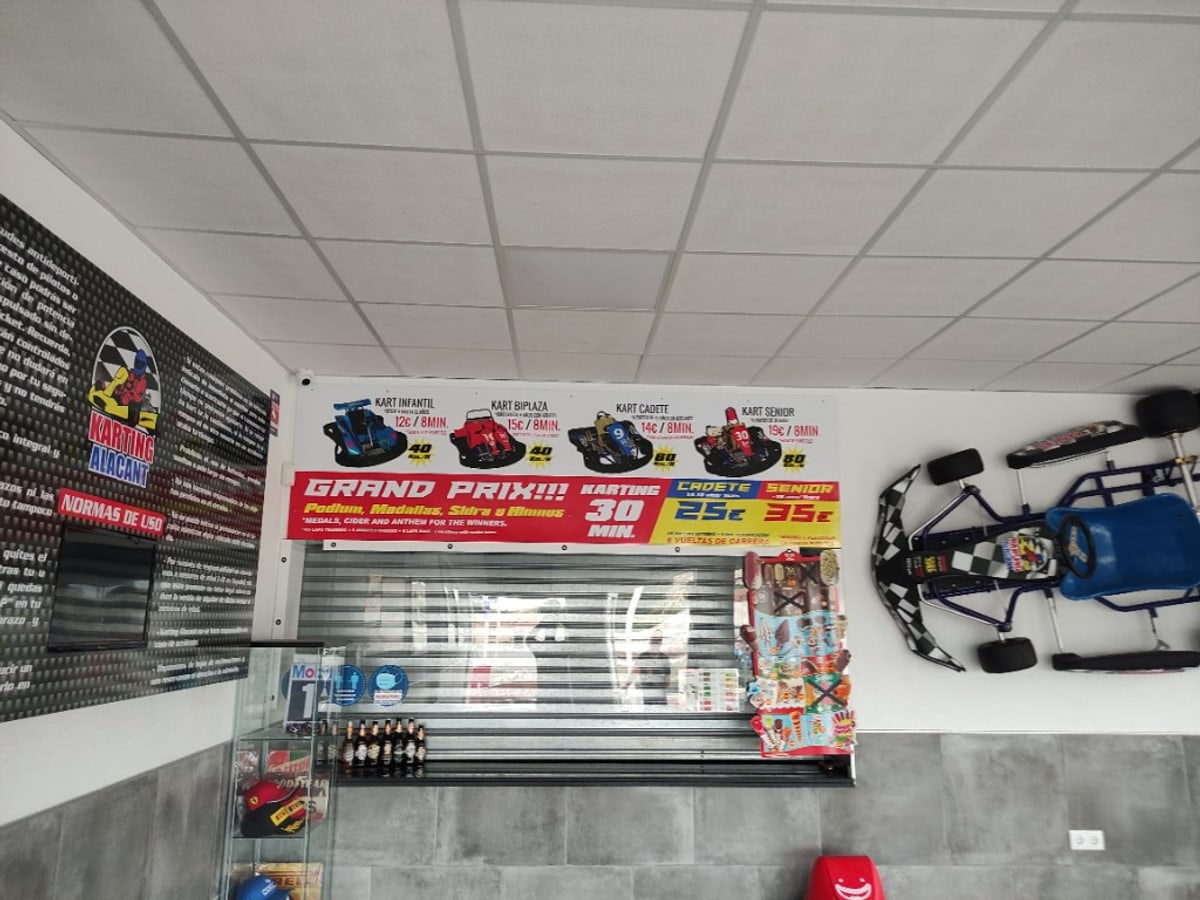 Paredes impresas Karting Alacant con normas y tarifas