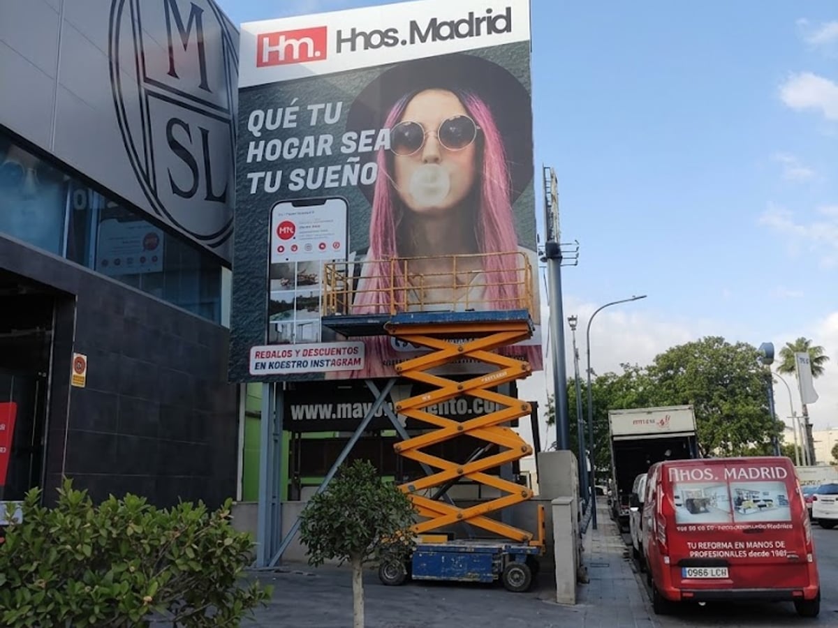 Valla gran formato Hhos. Madrid en fachada