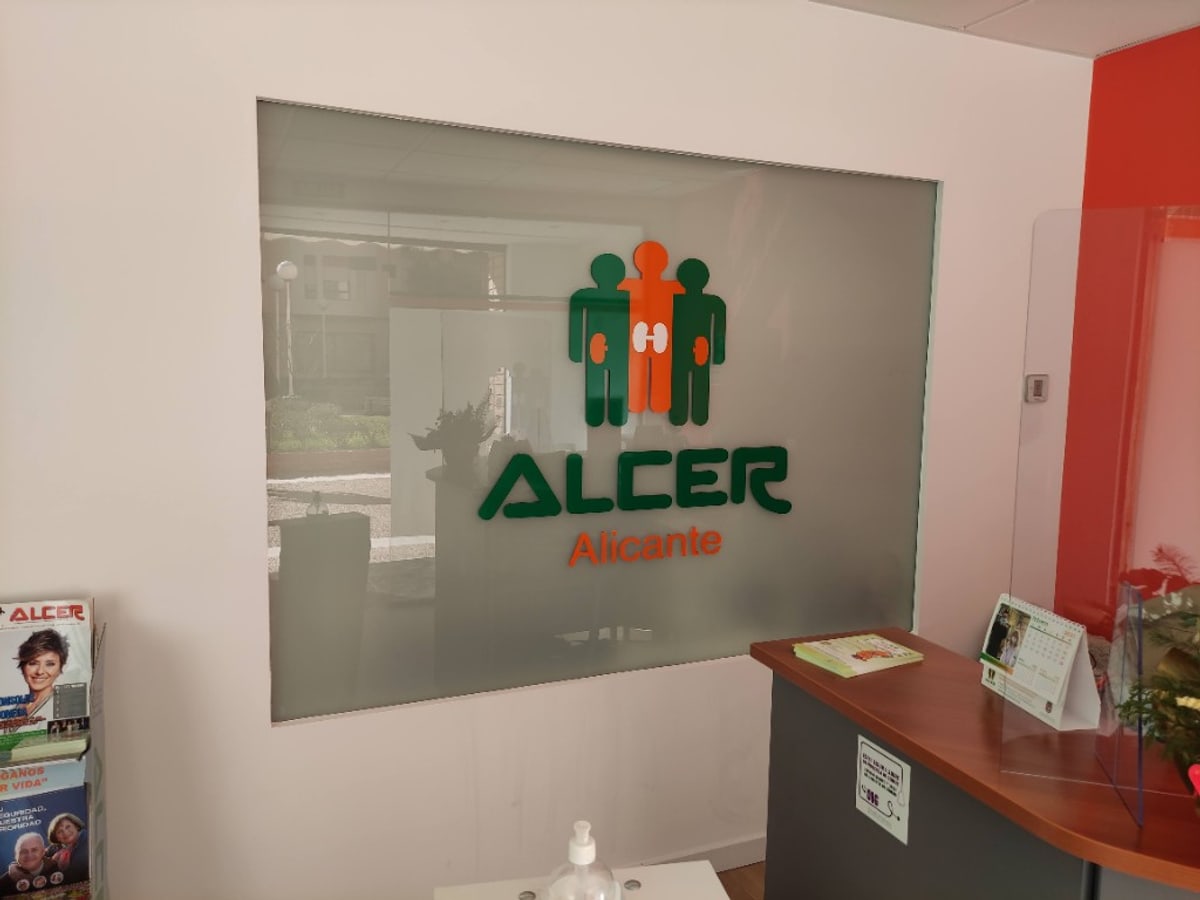 Recepción ALCER Alicante con letras corpóreas sobre vinilo ácido