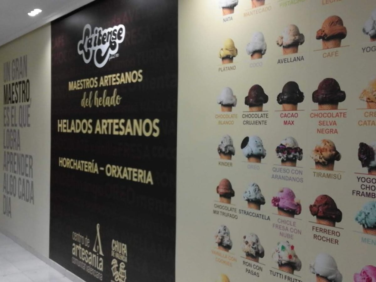 Interior La Ibense con mural de sabores y vinilos de marca
