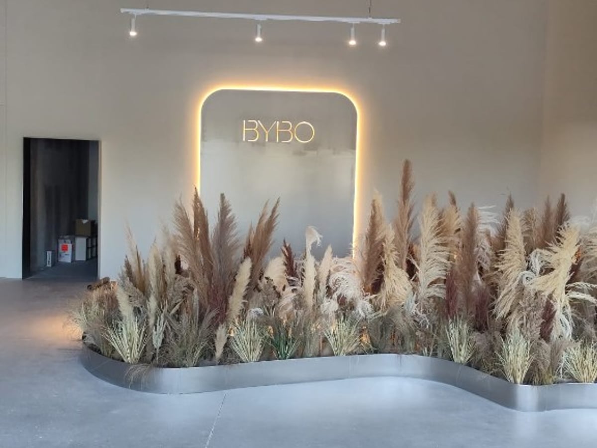 Recepción BYBO con panel retroiluminado
