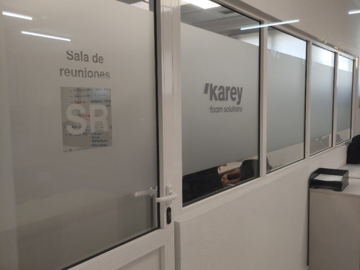 Vinilo de marca Karey en mamparas de oficina