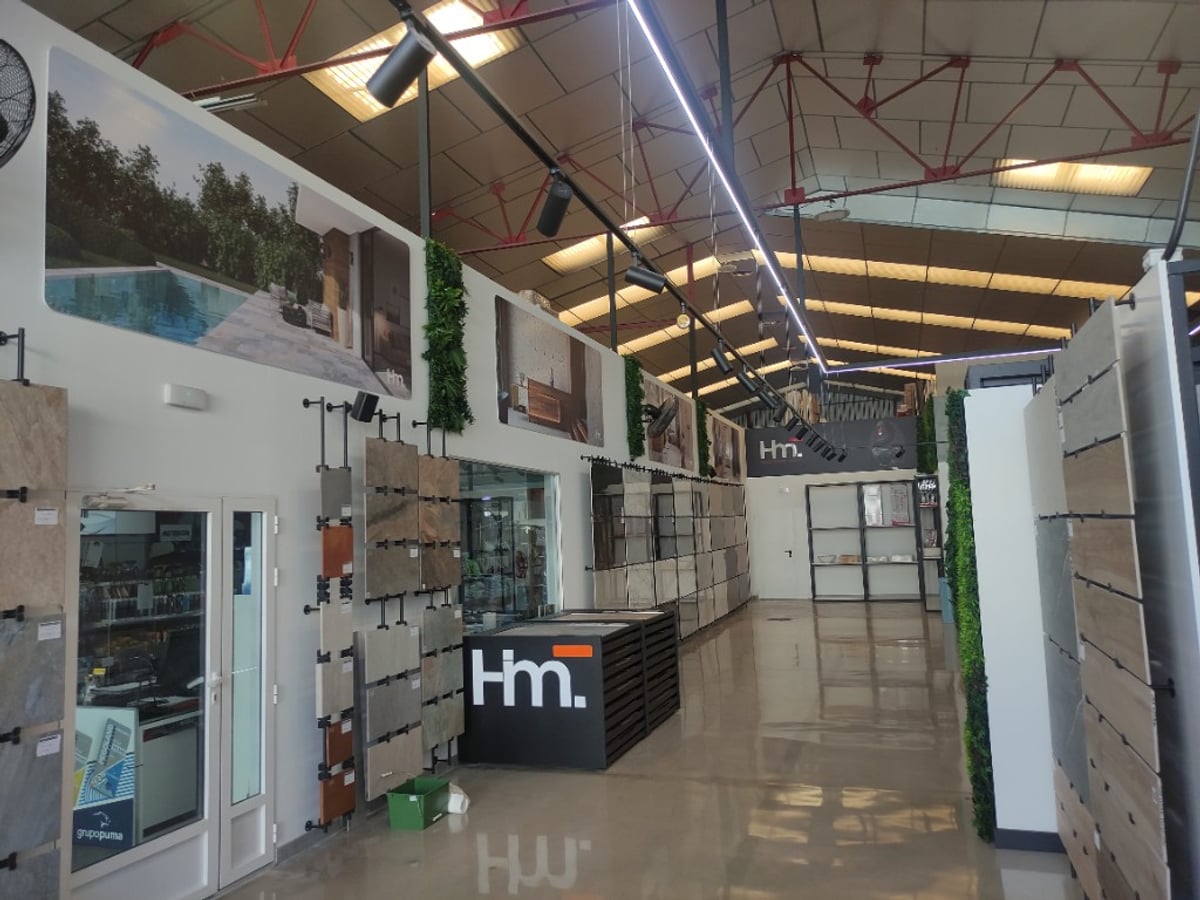 Expositor HM Lab y Stock con gráfica de marca