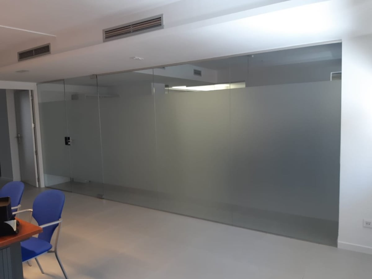 Mamparas de oficina con vinilo ácido de privacidad