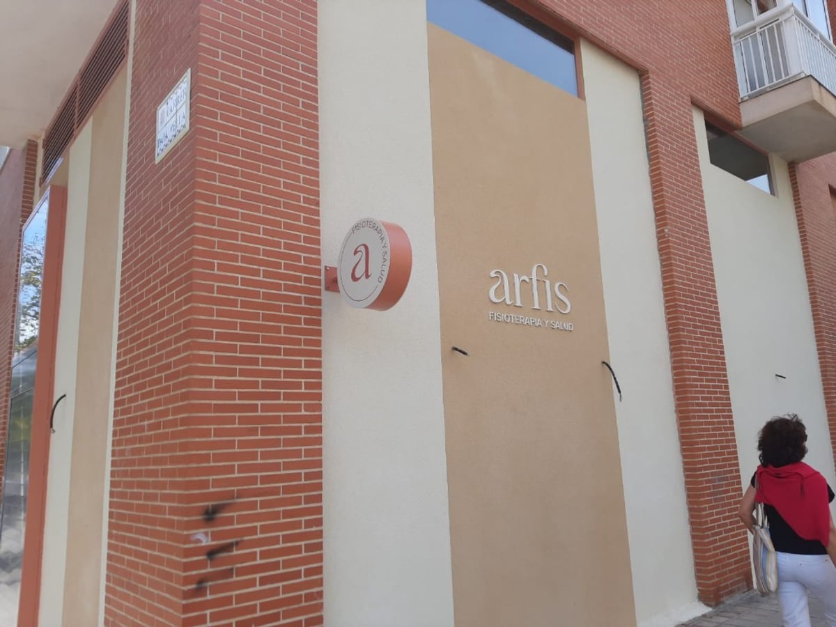 Letras corpóreas y banderola Arfis