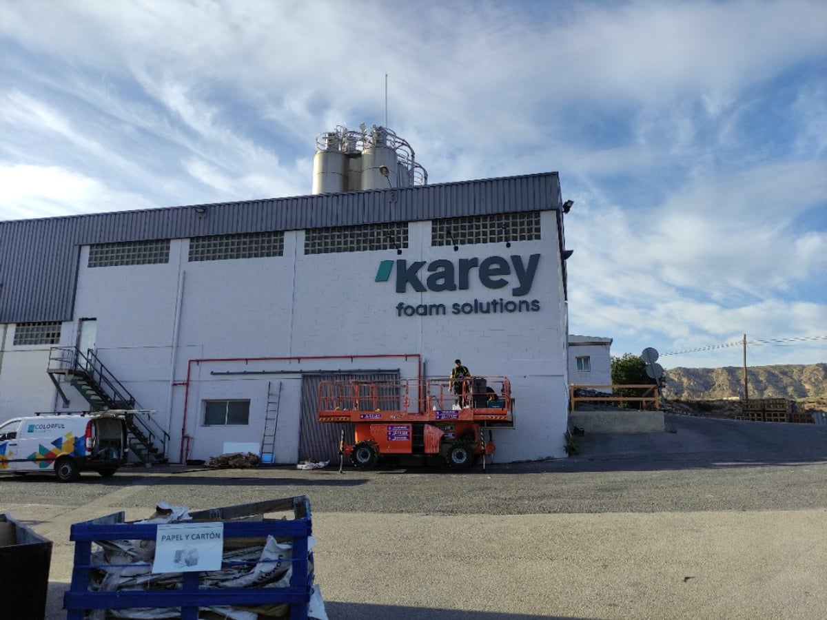 Rótulo gran formato Karey foam solutions en nave