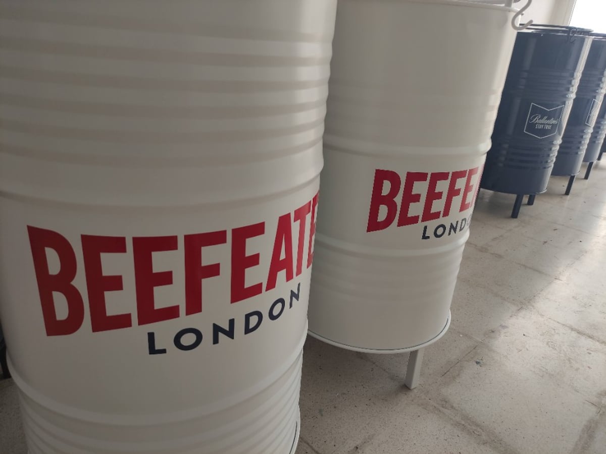 Bidones rotulados Beefeater y Ballantine's
