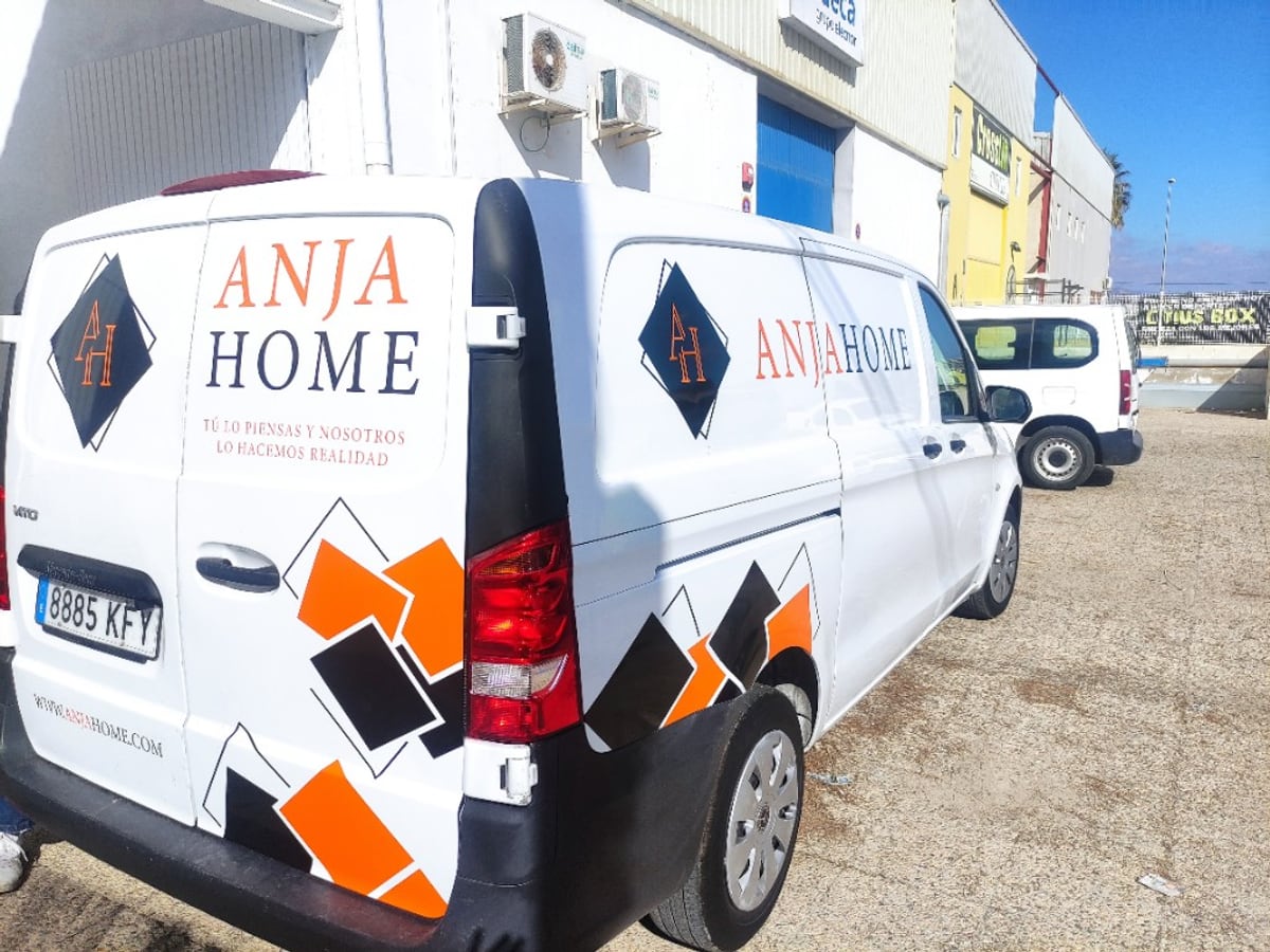 Furgoneta Anja Home rotulada