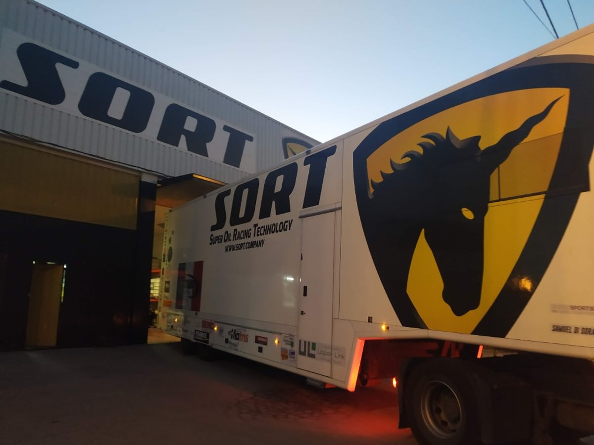 Tráiler SORT con rotulación integral