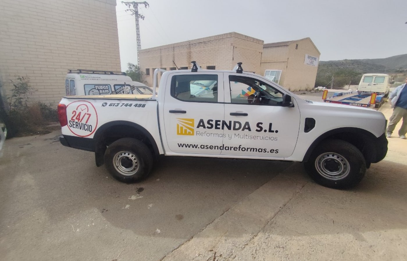 Pickup ASENDA Reformas y Multiservicios rotulada