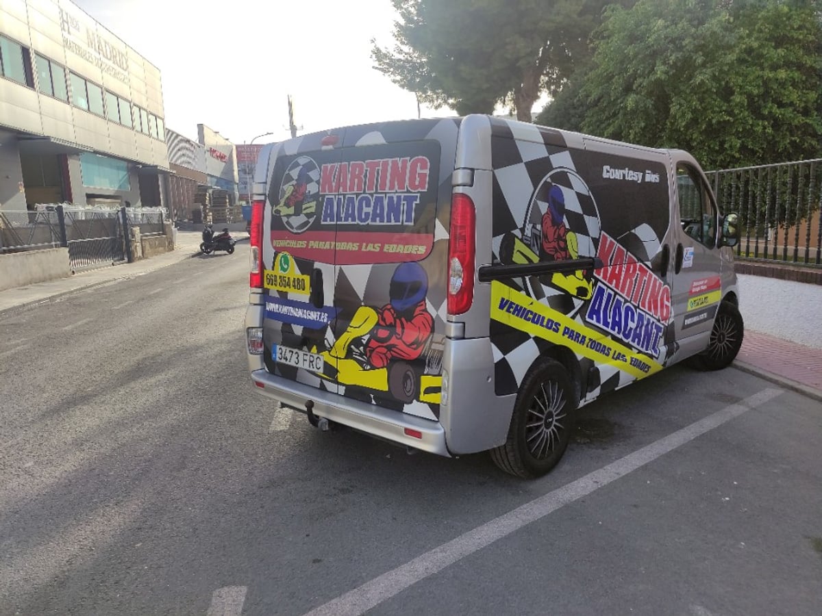 Furgoneta Karting Alacant rotulada