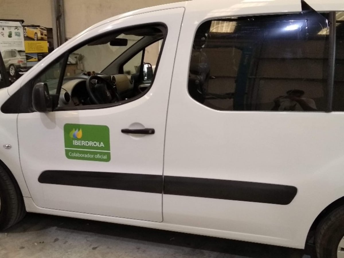 Furgoneta con vinilo Iberdrola colaborador