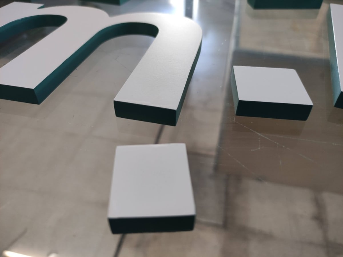 Detalle de letra corpórea fabricada en el taller