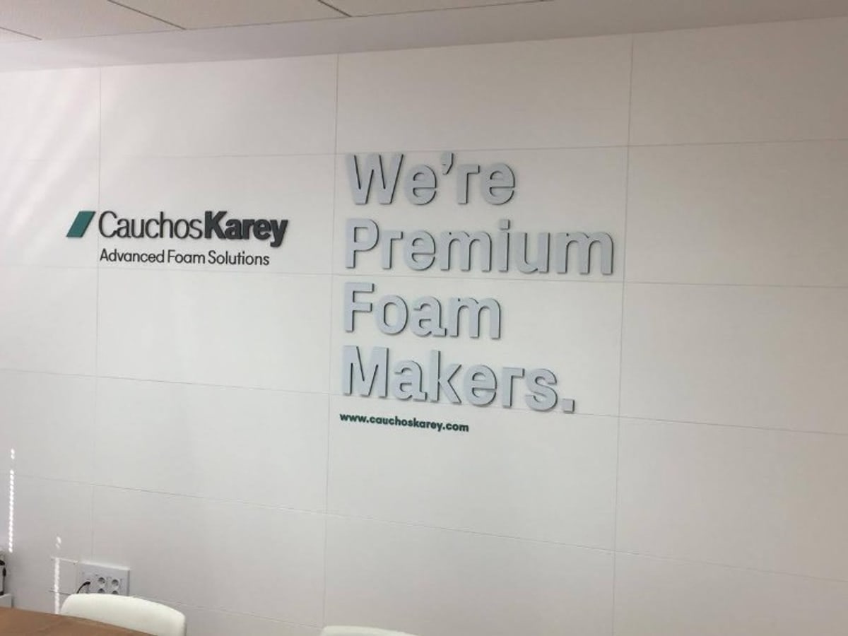 Letras corpóreas Cauchos Karey We're Premium Foam Makers en oficina