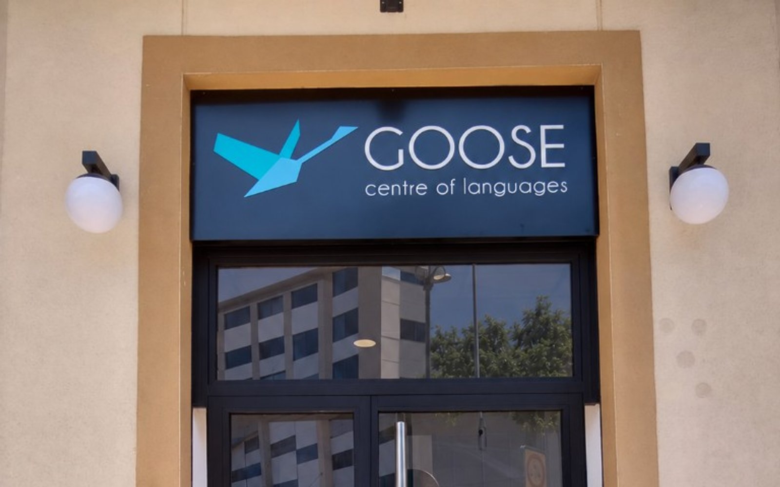 Entrada Goose centre of languages con rótulo y vinilos